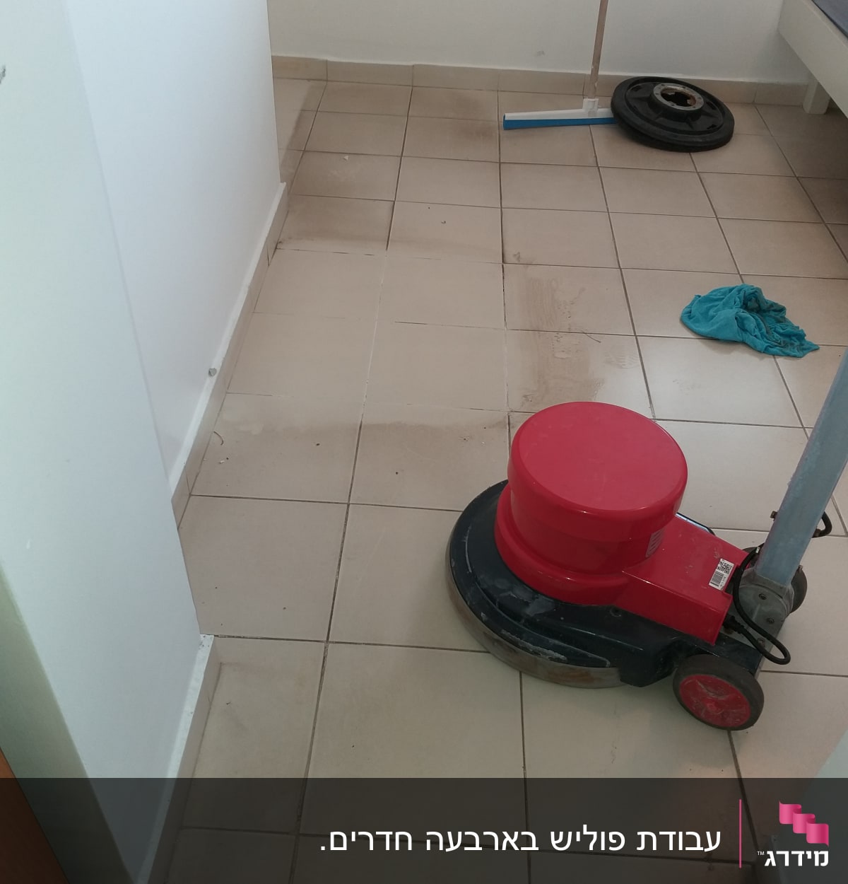 מכונת פוליש אדומה מנקה רצפה מלוכלכת